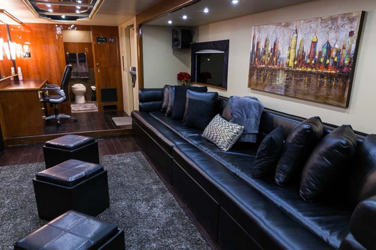 Da Bieber e Di Caprio a Mariah Carey: ecco come sono i camper delle star