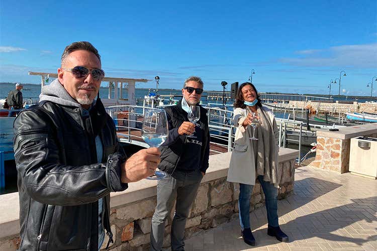 Mario Clarendon, Giuseppe Postiglione ed Ester Fracasso - Degustazioni online di tipicità locali L'idea della piattaforma I Feel Food Mario Clarendon, Giuseppe Postiglione ed Ester Fracasso - Degustazioni online di tipicità locali L'idea della piattaforma I Feel Food