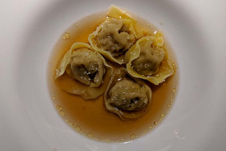 Raviolo ripieno di castagna, servito con una tisana da 20 spezie (Mario Cornali, il cuoco filosofo I piatti come cori di voci distinte)
