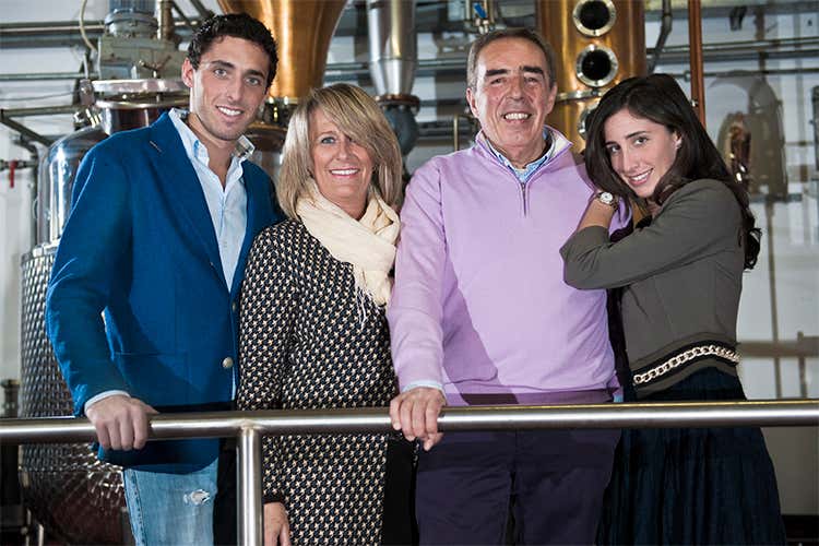 La famiglia Marolo - Marolo, il martin pescatore delle grappe Festa per le quattro decadi di attività La famiglia Marolo - Marolo, il martin pescatore delle grappe Festa per le quattro decadi di attività