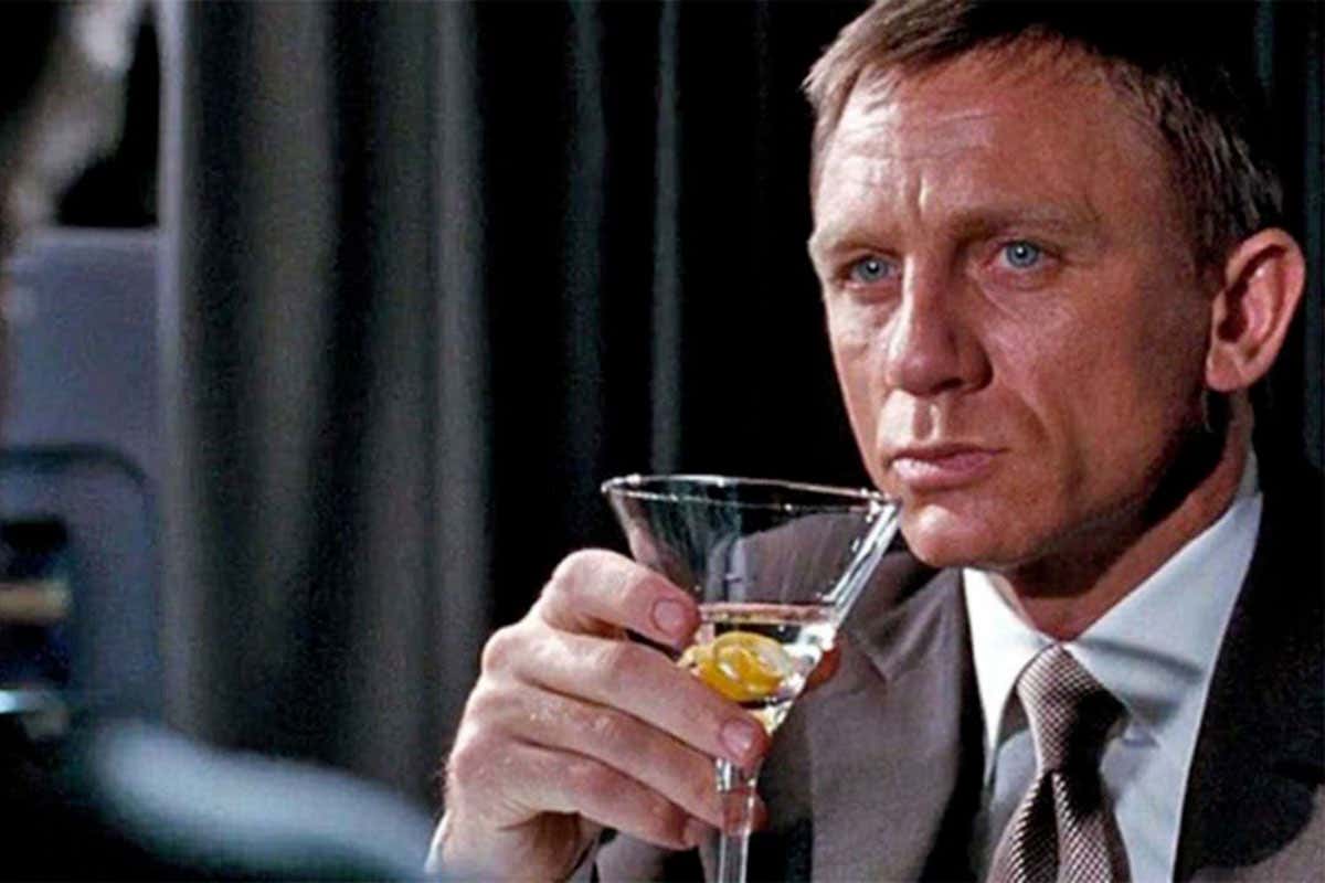 James Bond con in mano il Martini Martini, 5 domande da porre al cliente prima di servirlo James Bond con in mano il Martini Martini, 5 domande da porre al cliente prima di servirlo