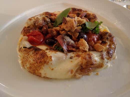 Pizza al contrario alla puttanesca con tarallo nzogn e pepe