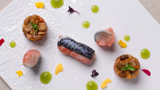 Cilindro di sgombro e Gambero rosso di Sicilia con pesto di Salicornia e caponata di melanzane Cilindro di sgombro e Gambero rosso di Sicilia con pesto di Salicornia e caponata di melanzane