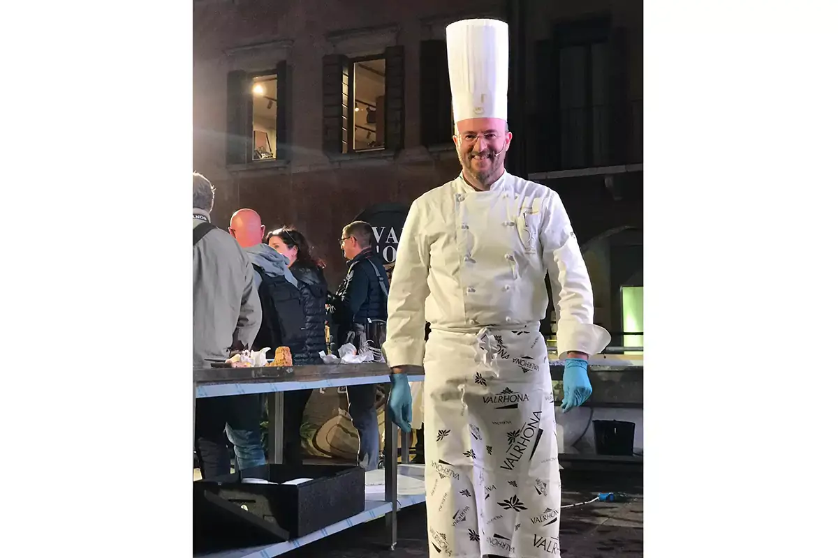 Massimo Albanese La mano dell&rsquo;artigiano per modellare il dolce di Pasqua