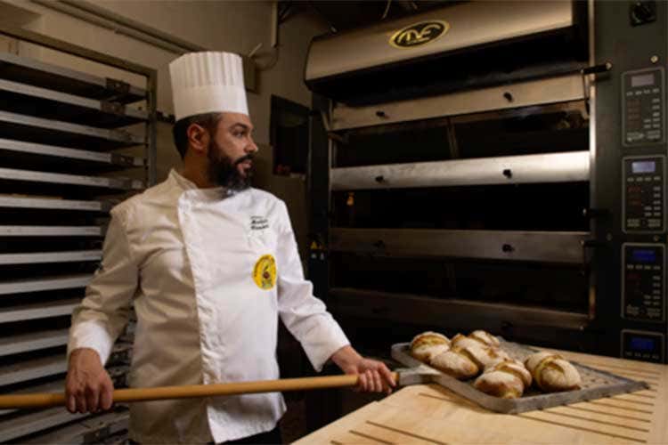 Si comincia facendo il pane la mattina presto - Il fornaio Cunsolo non si ferma: Lavoro 12 ore al giorno, son felice