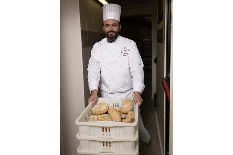 I sorrisi della gente che riceve la spesa a domicilio gli danno la forza - Il fornaio Cunsolo non si ferma: Lavoro 12 ore al giorno, sono felice