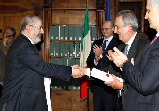 Matteo Scibilia stringe la mano al ministro Ornaghi