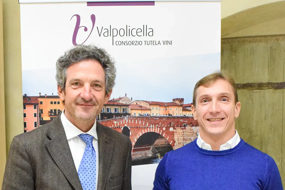 Christian Marchesini, a sinistra, insieme al direttore del Consorzio Matteo Tedeschi La siccit&agrave; fa paura al vino: rese ridotte, vendemmie anticipate e futuro incerto