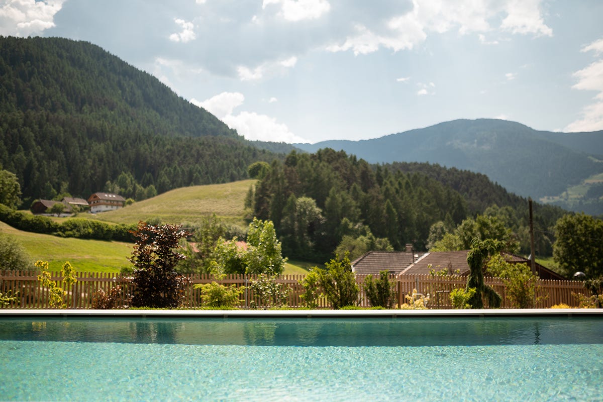 La piscina Casa d’artista tra i monti: a Maurn tra natura, relax e cibo d’autore