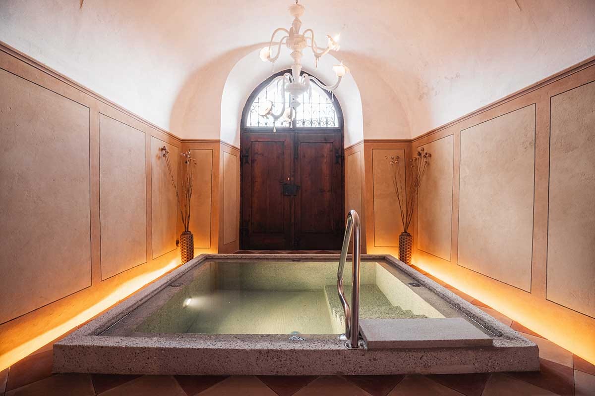 Vasca idromassaggio all'interno di una suite alla Dimora Maurn Negli small hotel della Penisola, comfort e privacy per una vacanza senza assembramenti