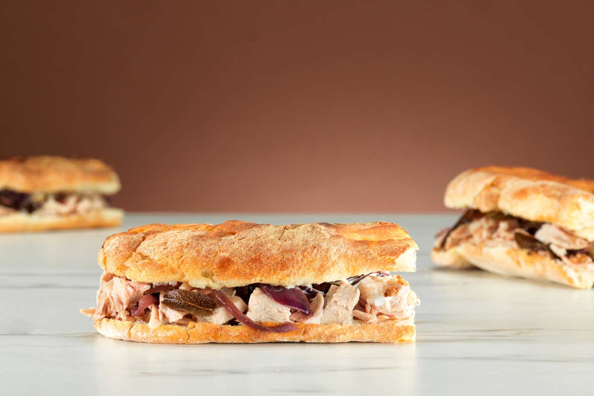  Mauro Alba che con Coro Meu attinge alla tradizione con grande capacit&agrave; creativa, preparando una ricetta della sua terra d&rsquo;origine: la Sardegna (Foto Credit: Phototecnica) AB Mauri - da finire