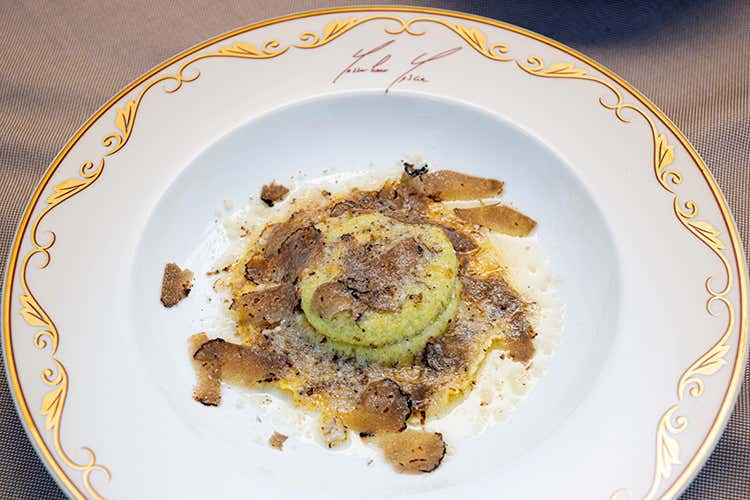 Uovo in raviolo San Domenico con burro di malga, Parmigiano dolce e tartufo di stagione (Max Mascia in trasferta Il San Domenico al Forte Village) Uovo in raviolo San Domenico con burro di malga, Parmigiano dolce e tartufo di stagione (Max Mascia in trasferta Il San Domenico al Forte Village)