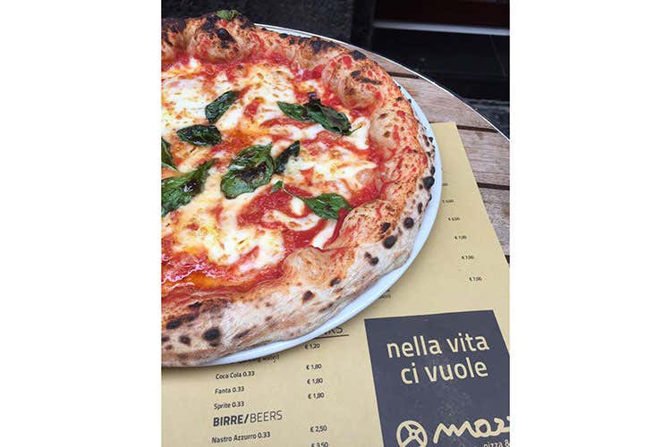 (Da Mazz a Napoli arriva la pizza Si evolve la pasticceria partenopea)