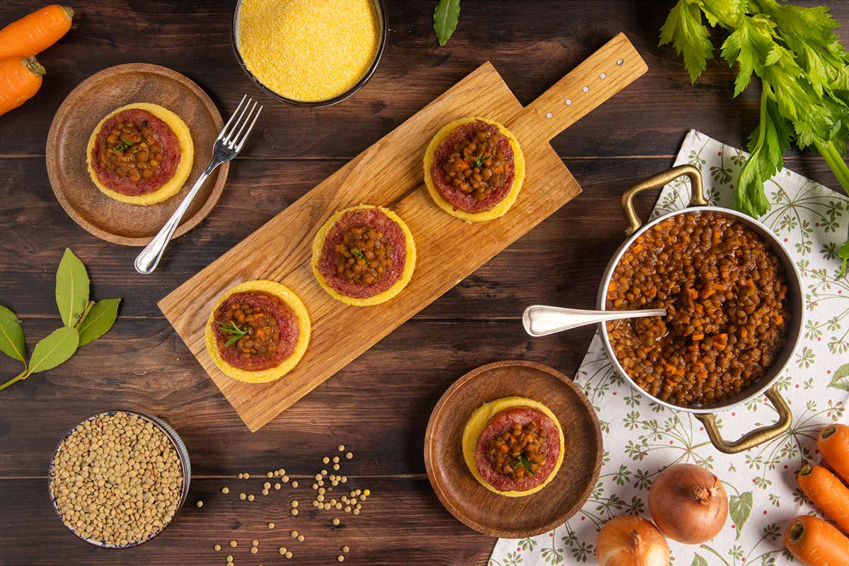 Medaglioni di polenta con lenticchie e cotechino