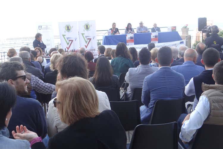 (Mediterraneo Packaging, 6ª edizione Premiate Piovesan (vino) e Scirocco (olio)) (Mediterraneo Packaging, 6ª edizione Premiate Piovesan (vino) e Scirocco (olio))