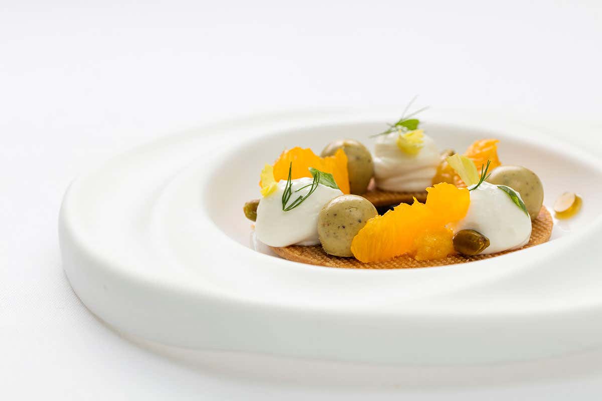 Il Mediterraneo…  arancia, pistacchio di Bronte,  ricotta di bufala e liquirizia Amarelli Affare secolare di famiglia: lunga vita al Don Alfonso 1890