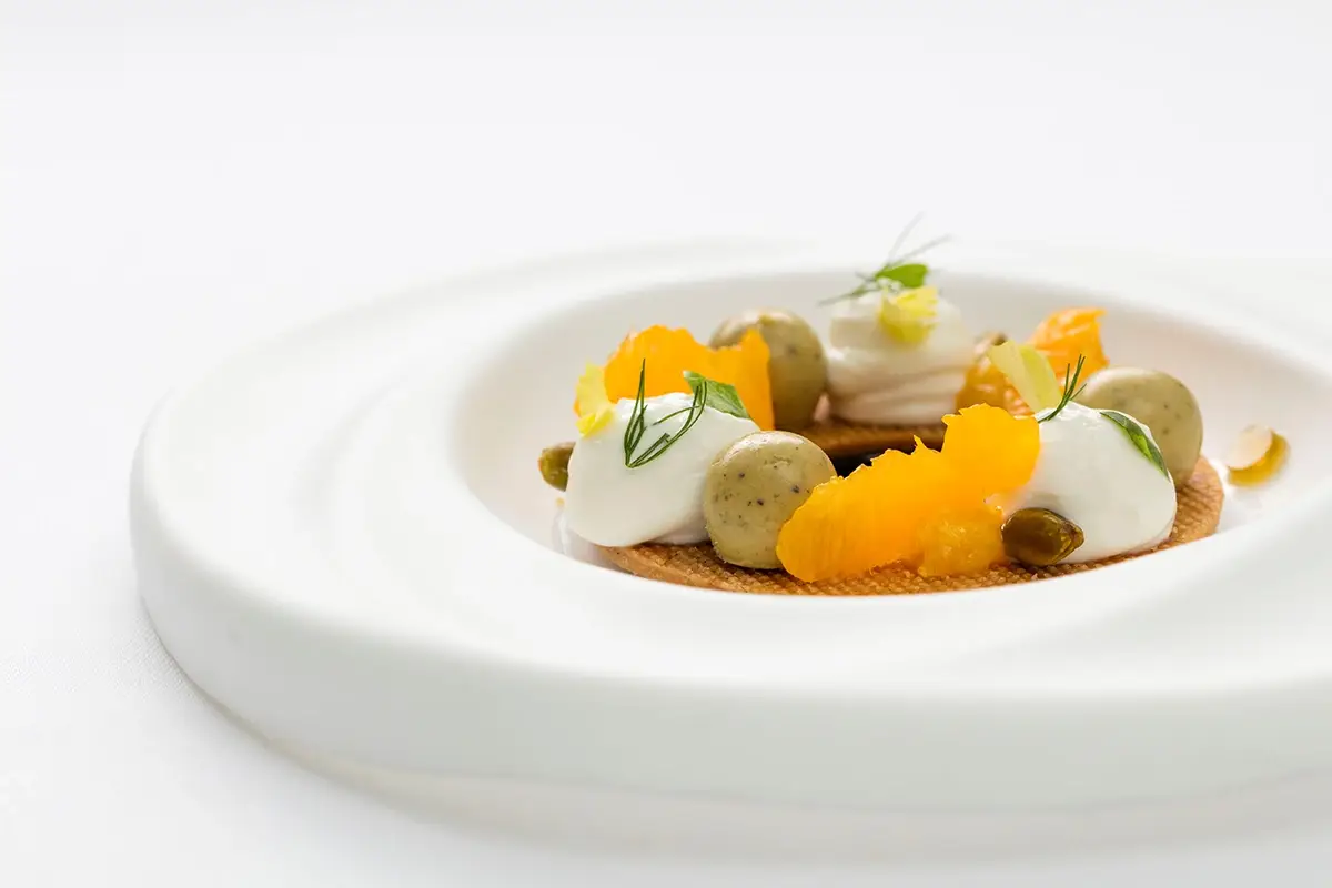 Il Mediterraneo…  arancia, pistacchio di Bronte,  ricotta di bufala e liquirizia Amarelli Affare secolare di famiglia: lunga vita al Don Alfonso 1890