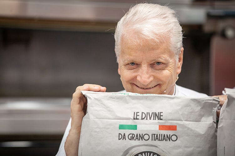Iginio Massari e leDivine (foto: Carlo Fico) - Meet Massari conquista il web Torte e panettone protagonisti