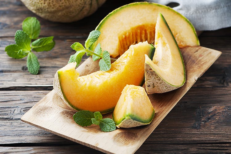 Con l'estate alle porte, un piatto completo, sano e immancabile è proprio prosciutto e melone - Il melone, anti-age e dissetante ti aiuta a mantenere l'abbronzatura