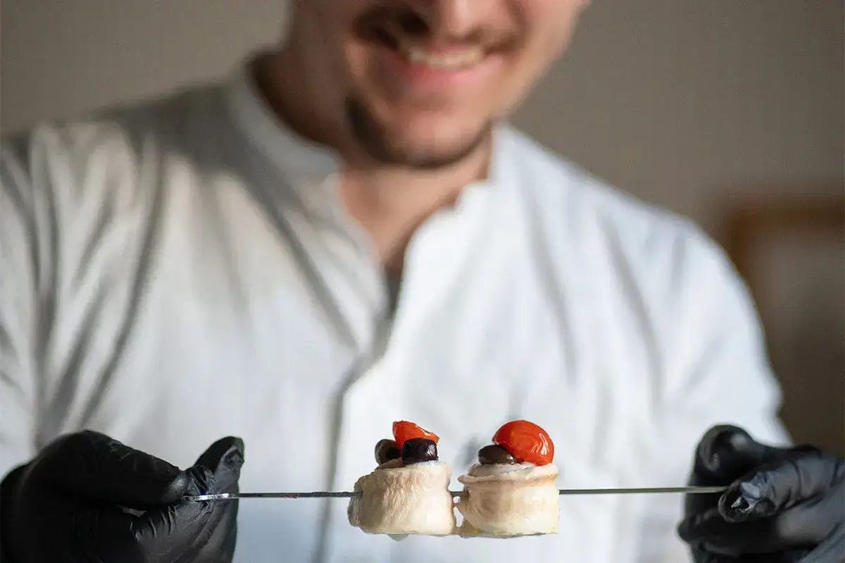 Andrea invia ai suoi clienti una lista di ingredienti, poi si lascia trasportare dall'ispirazione