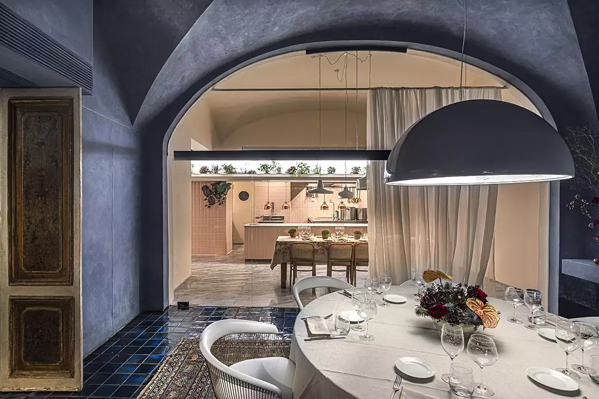 La M&eacute;nag&egrave;re, sala con vita cucina - Foto Mattia Aquila A La M&eacute;nag&egrave;re va in scena il ristorante del futuro