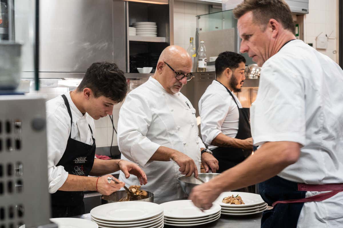  I cuochi Sadler e Murphy mentre preparano un menù a quattro mani con le eccellenze ittiche dell'Alaska Sadler e Murphy: menù a quattro mani con le eccellenze ittiche dell'Alaska