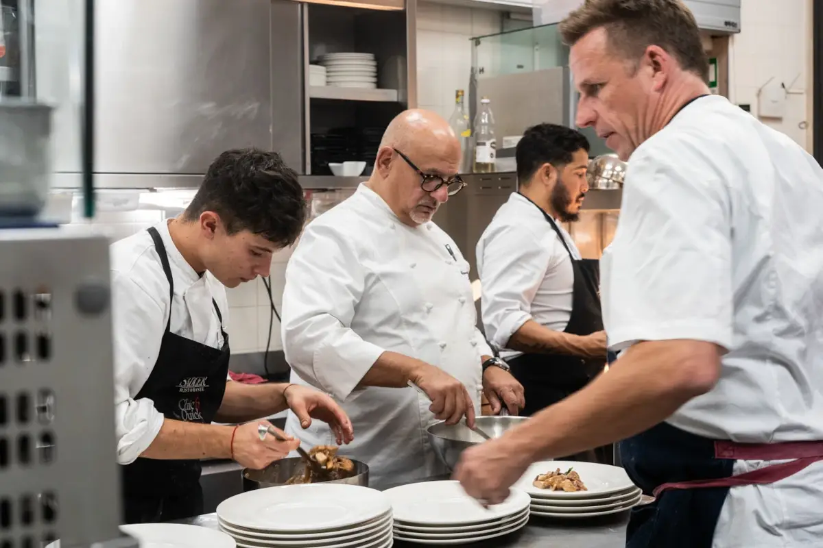  I cuochi Sadler e Murphy mentre preparano un men&ugrave; a quattro mani con le eccellenze ittiche dell'Alaska Sadler e Murphy: men&ugrave; a quattro mani con le eccellenze ittiche dell'Alaska