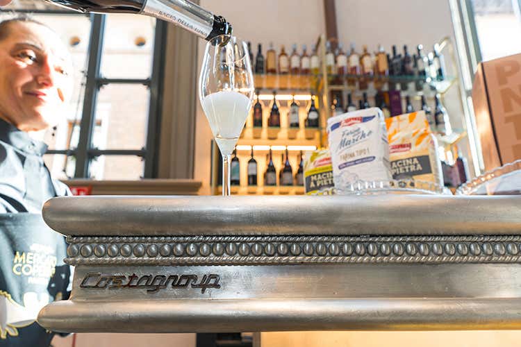 Mercato Coperto di Ravenna (Mercato, luogo di fascino Ravenna e Roma all’avanguardia)