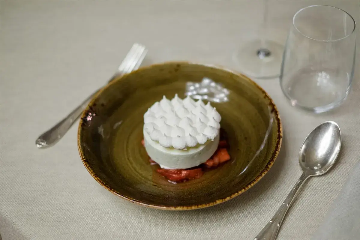 Meringa ghiacciata allo yogurt e lime con macedonia di fragole al sambuco