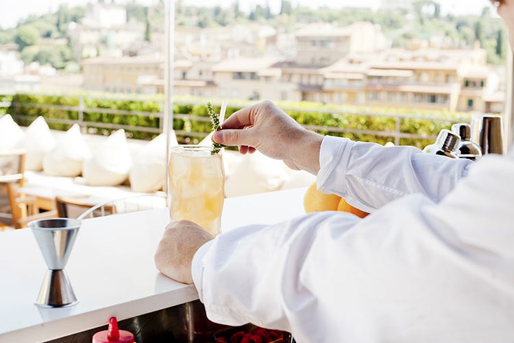 Sorseggiando un cocktail con affaccio su Ponte Vecchio - Mete turistiche e città d'arte I ristoranti si fan belli per l'estate