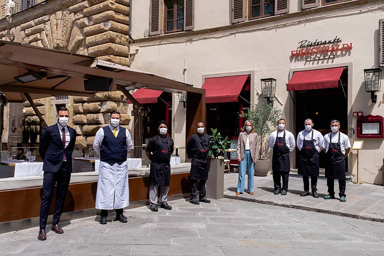 Diana Frescobaldi e lo staff fuori dal ristorante - Mete turistiche e città d'arte I ristoranti si fan belli per l'estate