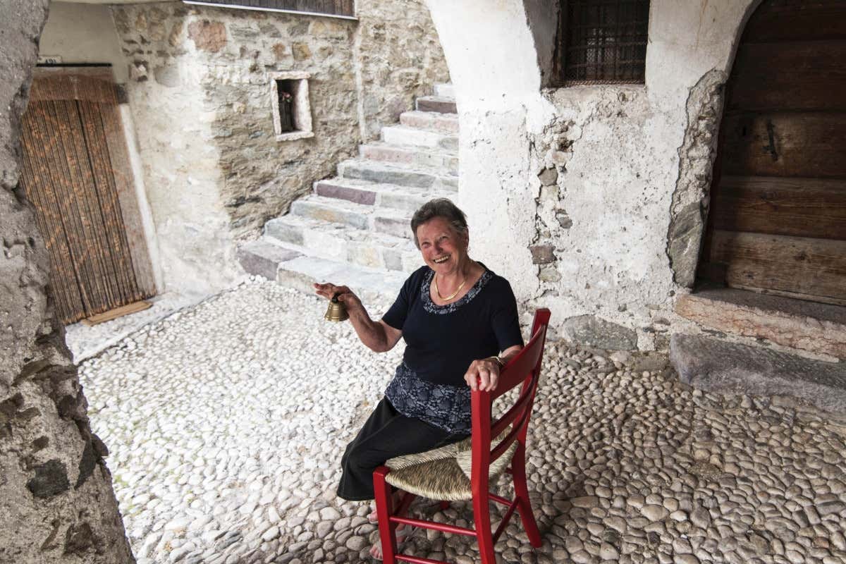 Mezzano di Primiero, una sedia rossa e una campanella richiamano i ciceroni (foto Ruggero Alberti) Mezzano di Primiero Borgo Bello d&rsquo;Italia dove le cataste di legna si fanno arte