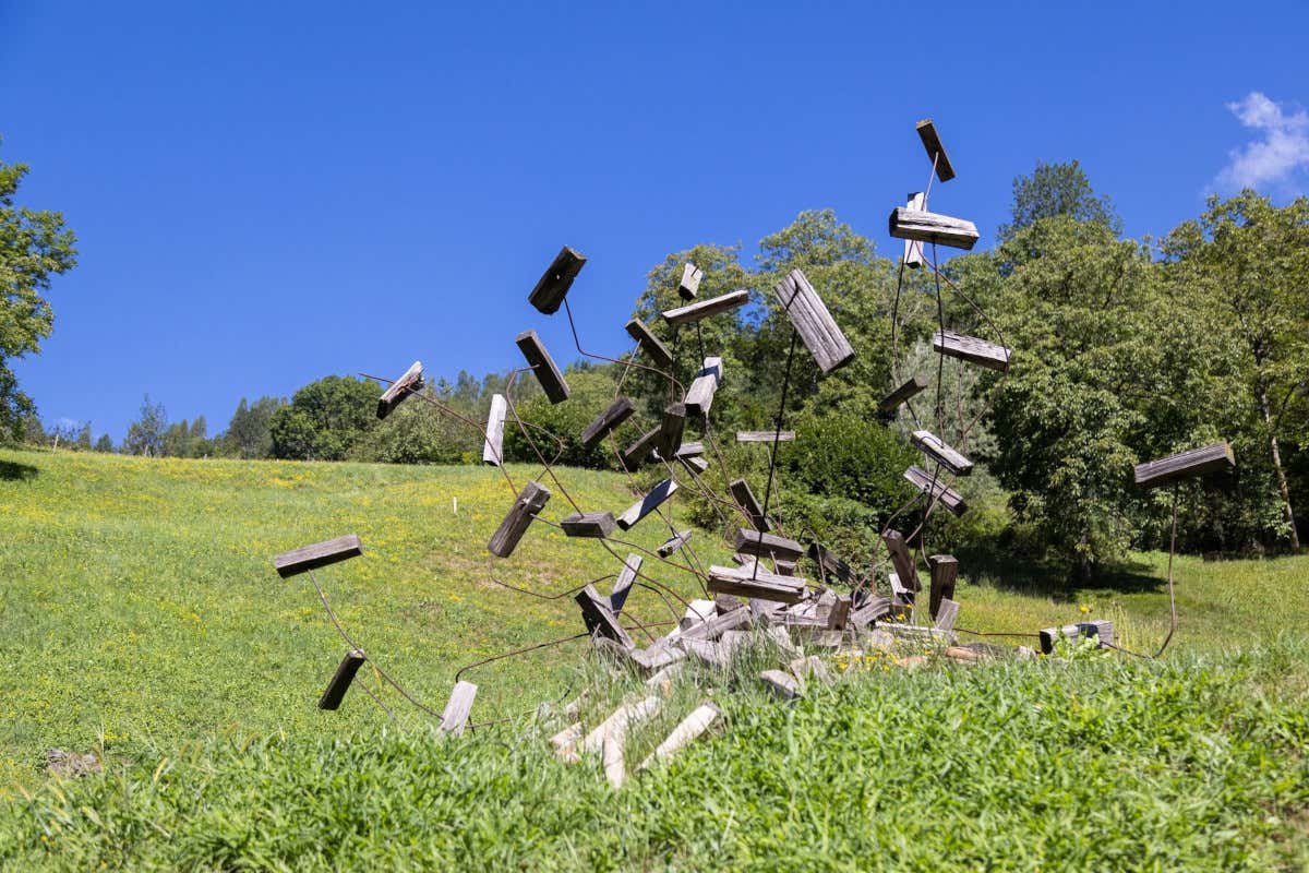 Mezzano di Primiero, la scultura Pensieri vaganti (foto orlerimages.com) Mezzano di Primiero Borgo Bello d’Italia dove le cataste di legna si fanno arte