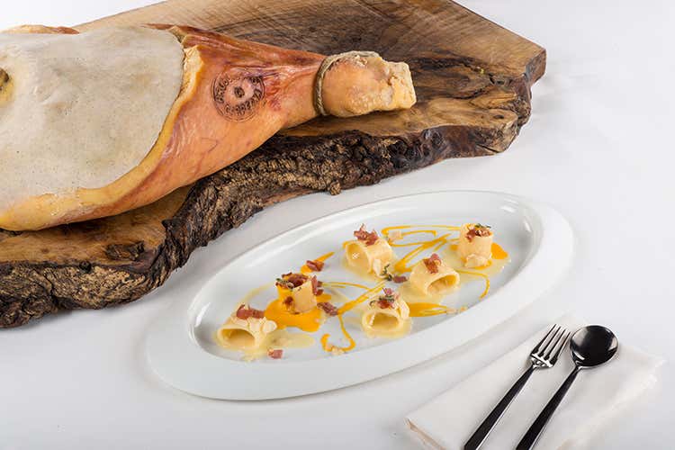 (Mezzi paccheri alla carbonara con Prosciutto di Carpegna Dop) (Mezzi paccheri alla carbonara con Prosciutto di Carpegna Dop)