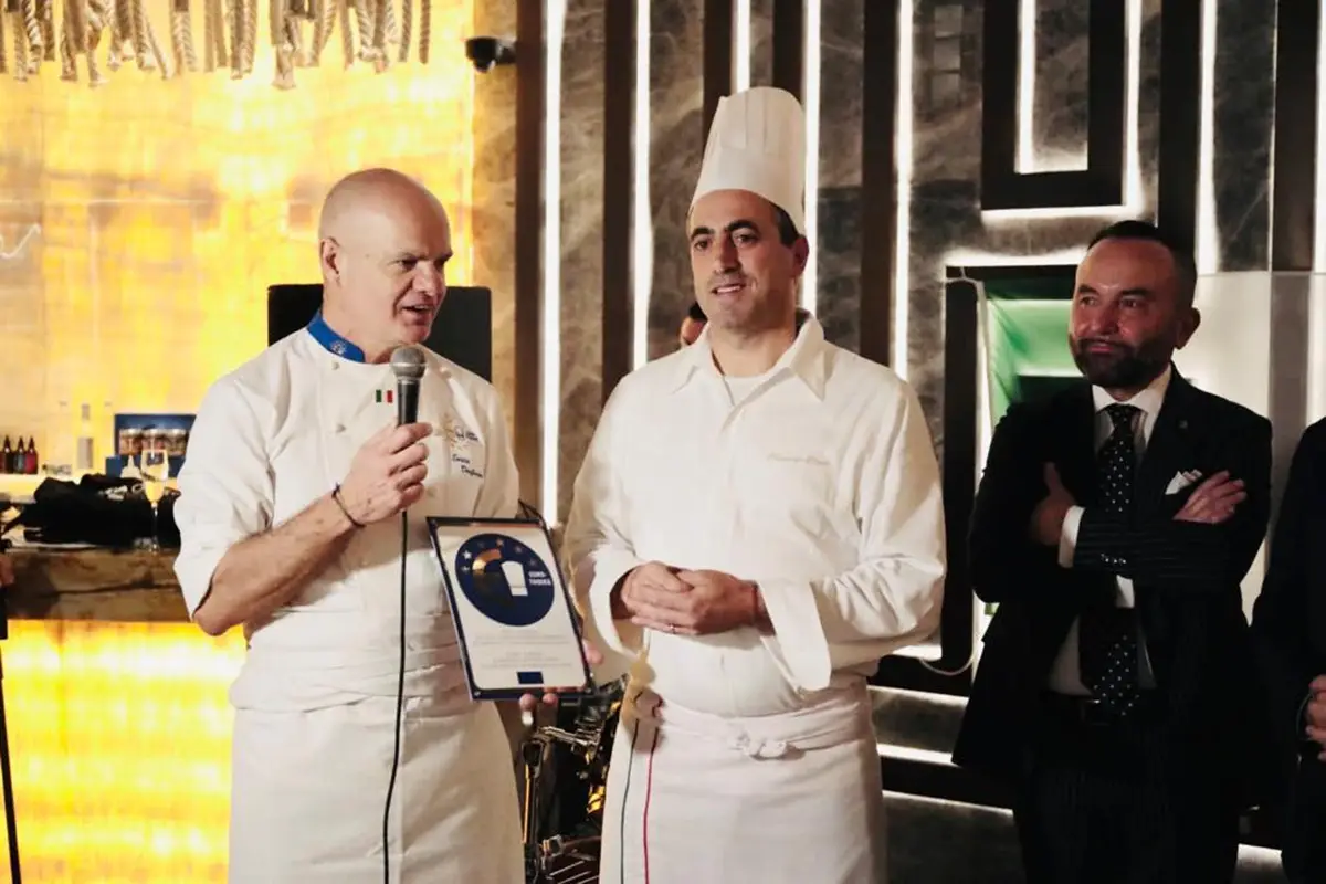 Enrico Derflingher consegna la targa di Euro-Toques ad Alessandro Miceli Dubai, Euro-Toques e Bella Restaurant insieme per l&rsquo;autentica cucina italiana