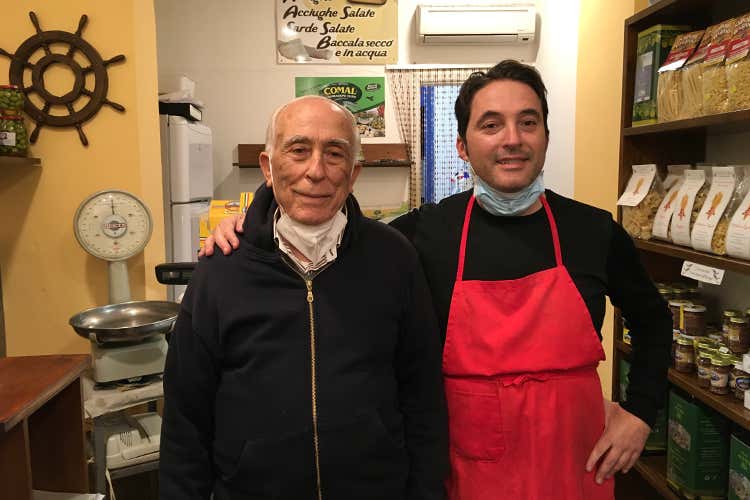 Michele Marino e il figlio Filippo - L'acciuga e la cucina artigianale Da Marino Olive, da 3 generazioni Michele Marino e il figlio Filippo - L'acciuga e la cucina artigianale Da Marino Olive, da 3 generazioni