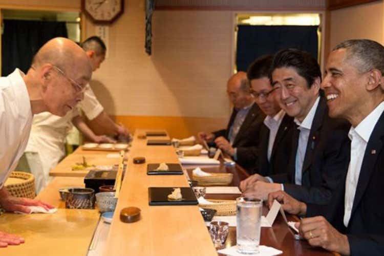 Barack Obama durante la visita al ristorante ex tristellato (Michelin espelle Sukiyabashi Jiro Il Giappone perde tre storiche stelle) Barack Obama durante la visita al ristorante ex tristellato (Michelin espelle Sukiyabashi Jiro Il Giappone perde tre storiche stelle)