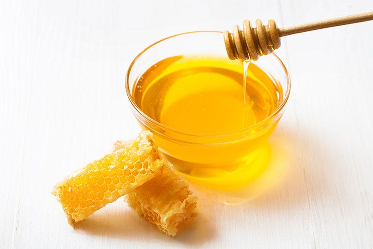Miele, un dolce rimedio al mal di gola che aiuta a ritrovare la concentrazione