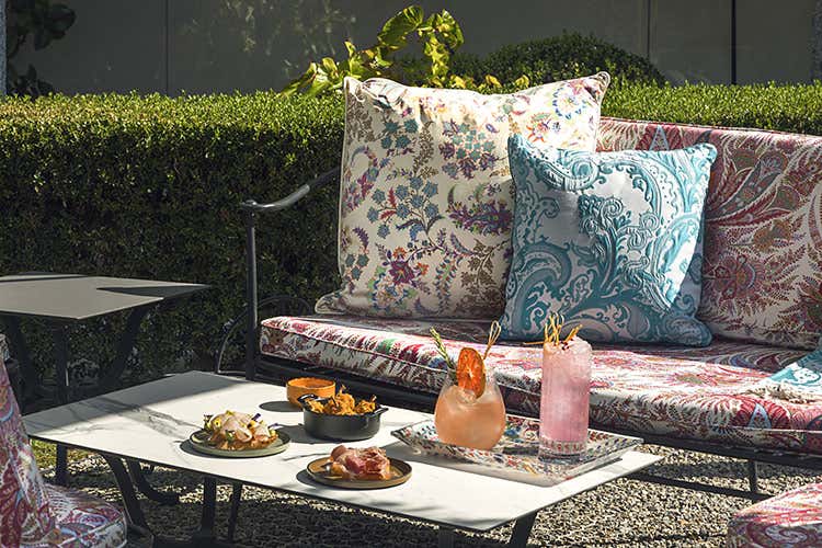Durante l’orario dell’aperitivo, sarà disponibile un esclusivo menu di cocktail. Foto: Mattia Aquila - Milano, il Four Sesons è di modaInaugura il giardino firmato Etro Durante l’orario dell’aperitivo, sarà disponibile un esclusivo menu di cocktail. Foto: Mattia Aquila - Milano, il Four Sesons è di modaInaugura il giardino firmato Etro