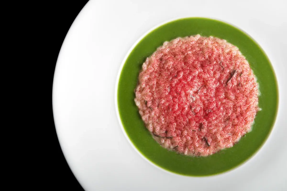 Il Risotto con polvere di lampone e crema alle erbe di Seta (Foto Seta) Viaggio enogastronomico in una Milano da scoprire