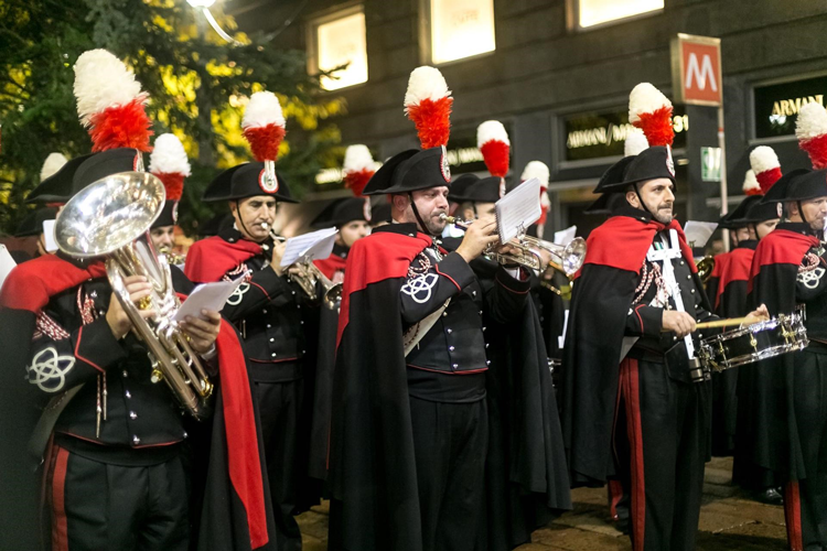 (Milano si accende in vista del Natale)