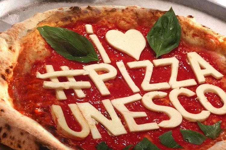 Pizzaiuolo napoletano in festa per i 5 anni nell'Unesco