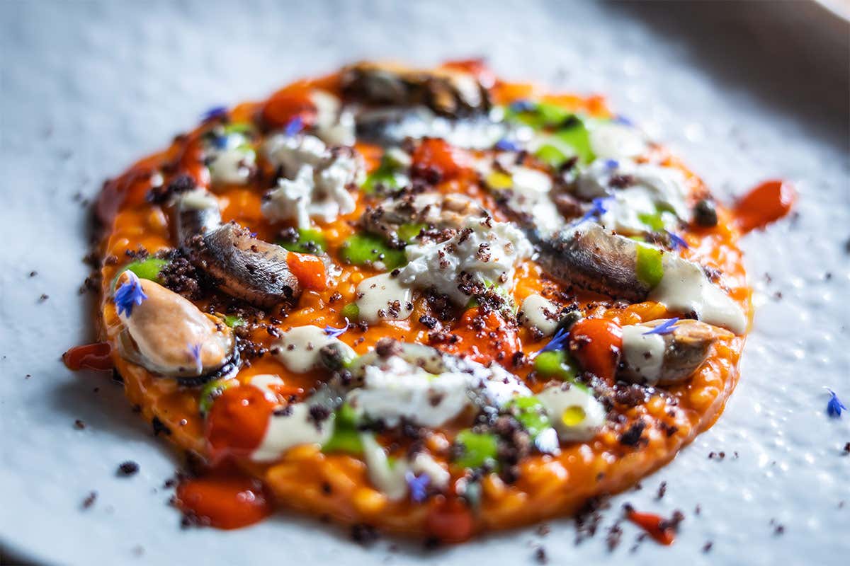 Millecolori per un risotto, con peperone rosso arrostito, alici affumicate, cozze e burrata Millecolori per un risotto, con peperone rosso arrostito, alici affumicate, cozze e burrata