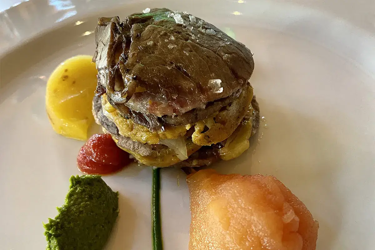 Millefoglie di bolliti con salse e mostarde