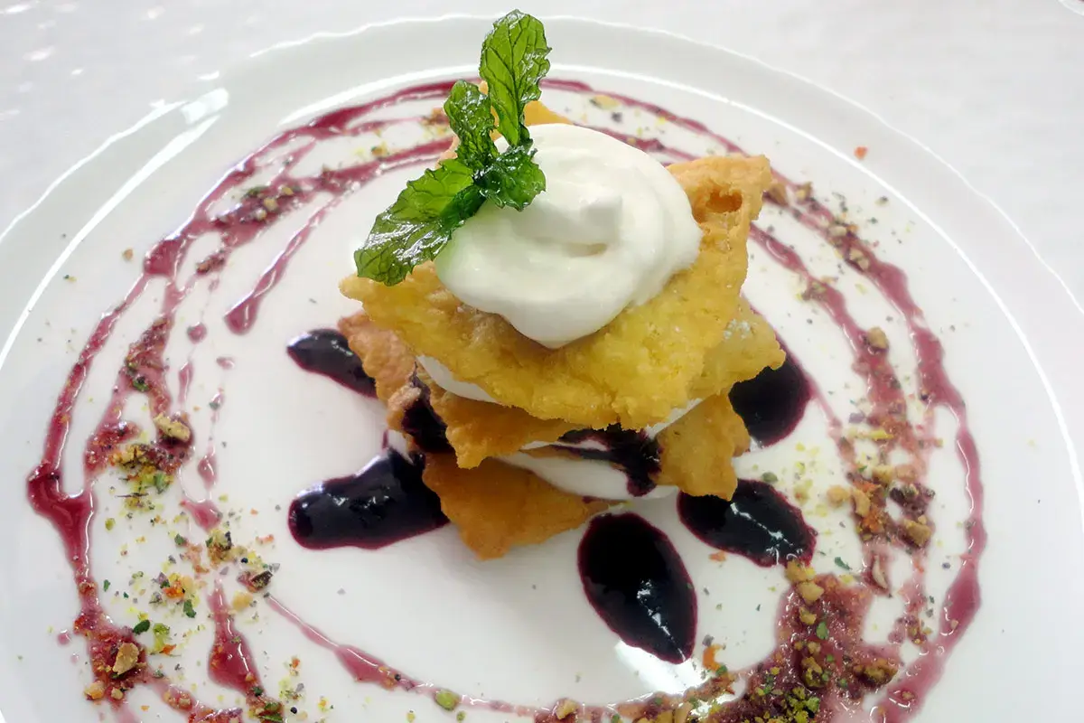 Millefoglie di panelline con ricotta e croccante di favette