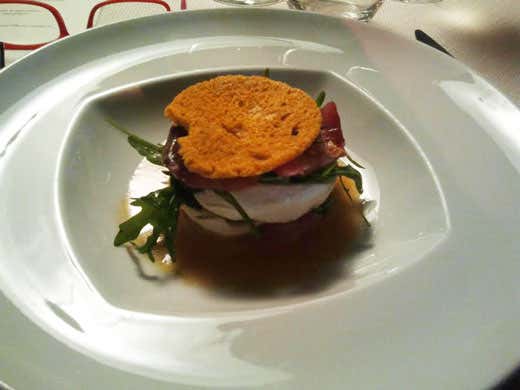 Millefoglie di ricciola, mozzarella di bufala e cipolla