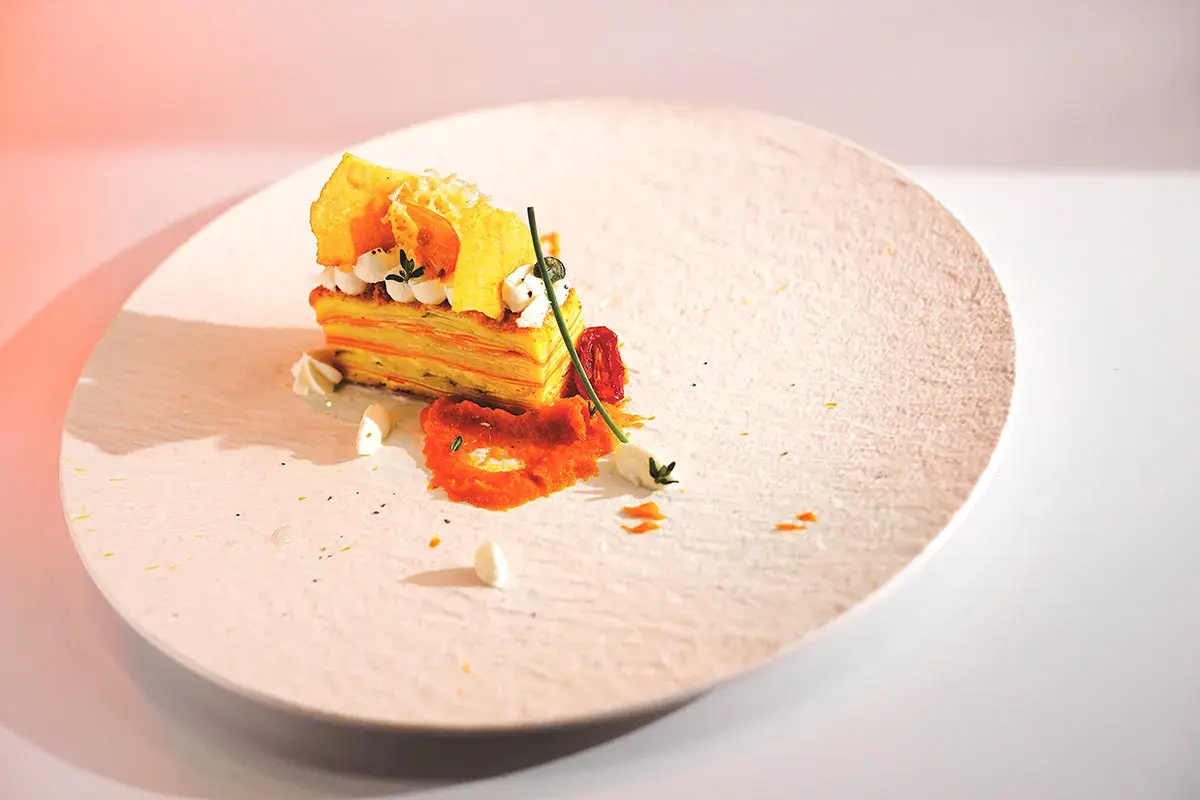 Millefoglie di pane carasau, zucca e patate su crema di carote al cardamomo Maia Professional Line, la scelta dei professionisti
