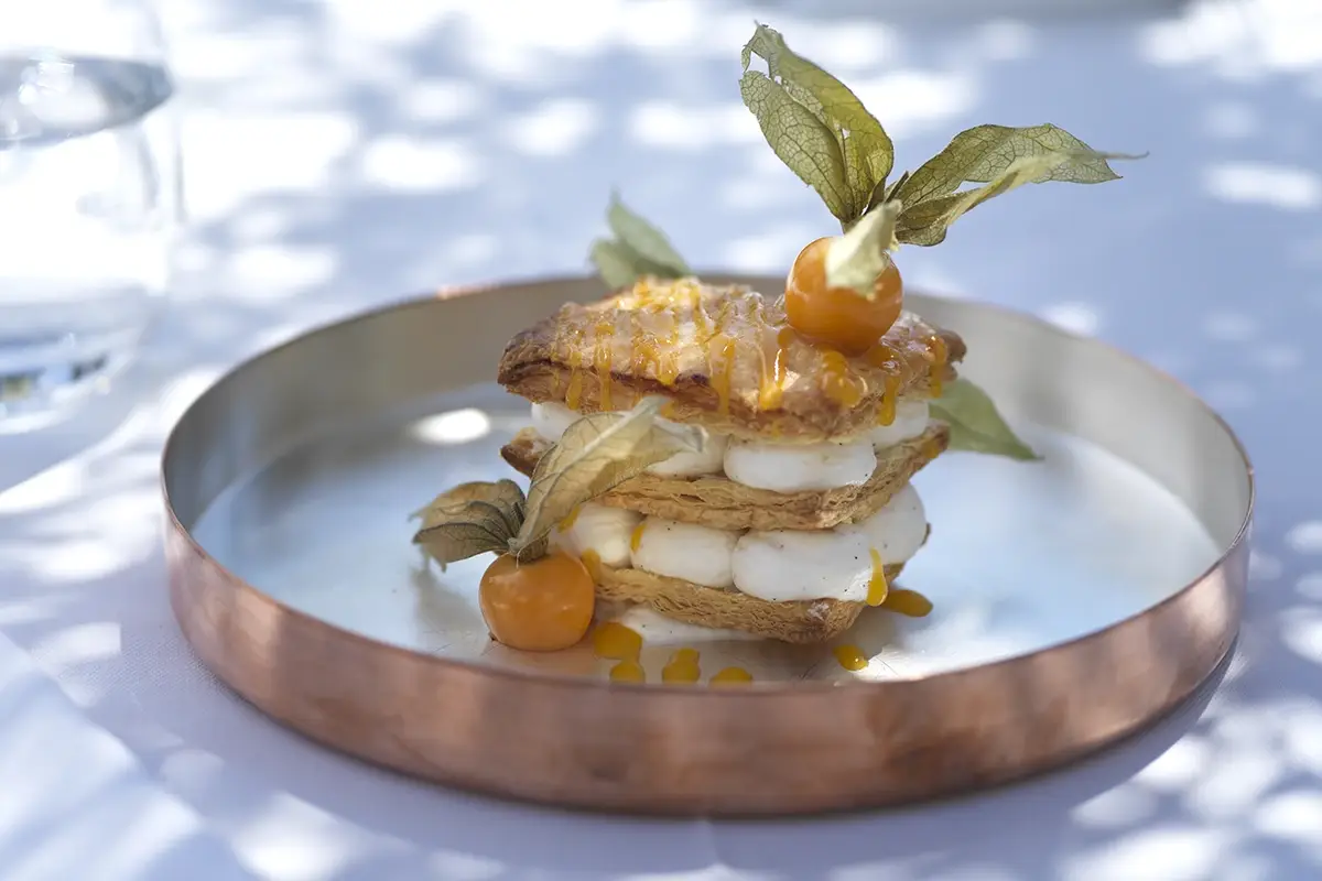 Millefoglie, chantilly, vaniglia e passion fruit  I grandi classici guardando il lago al ristorante La Celeste