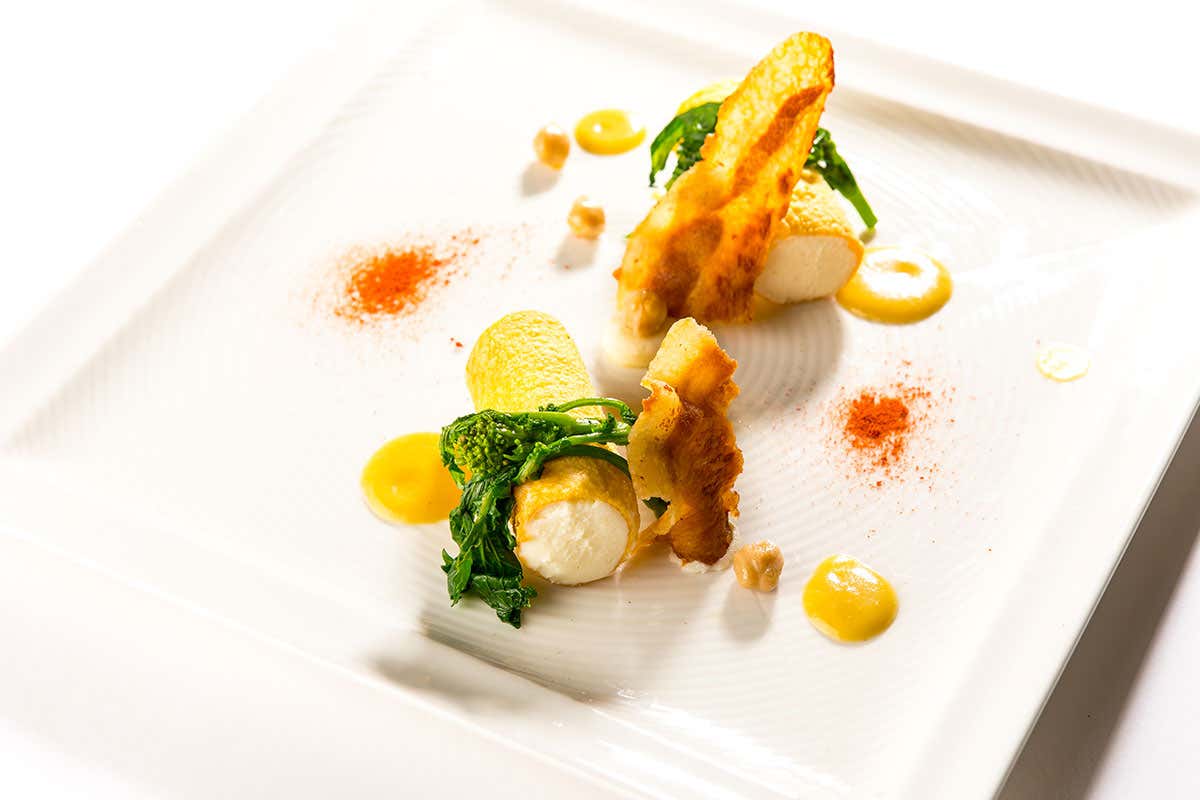 Cannoli ripieni di ricotta, guanciale, cime di rapa piccante e crema di ceci