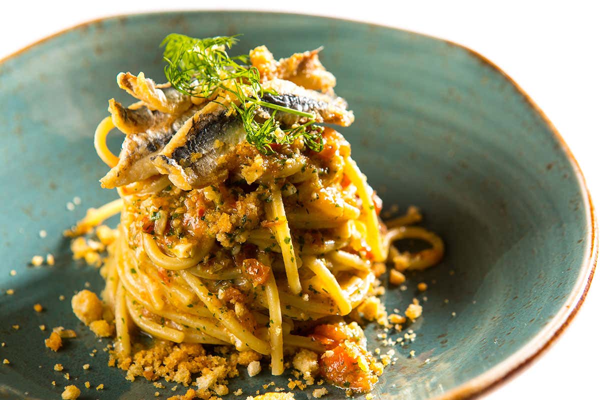 Spaghetti alla chitarra con pesto trapanese aliciotti freschi e mollica di pane agli agrumi